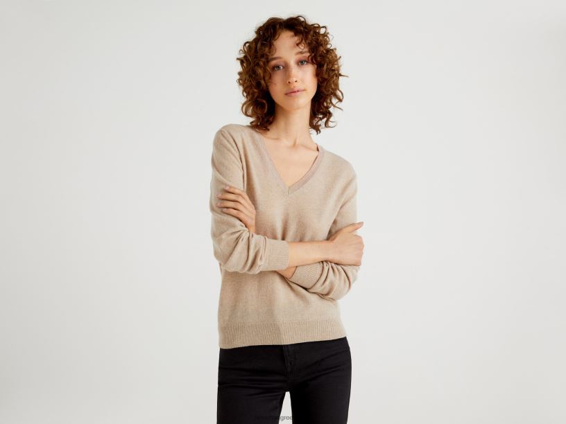 Μπεζ πουλόβερ με λαιμόκοψη σε αγνό μαλλί μερινό J8TLD180 Benetton γυναίκες μπεζ