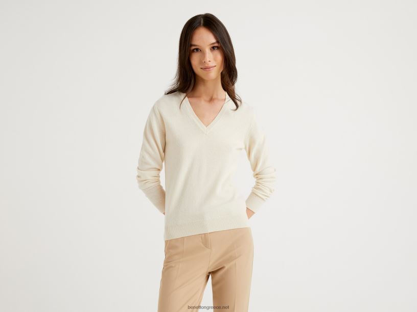 Κρεμ πουλόβερ με λαιμόκοψη σε αγνό μαλλί μερινό J8TLD200 Benetton γυναίκες κρεμώδες λευκό