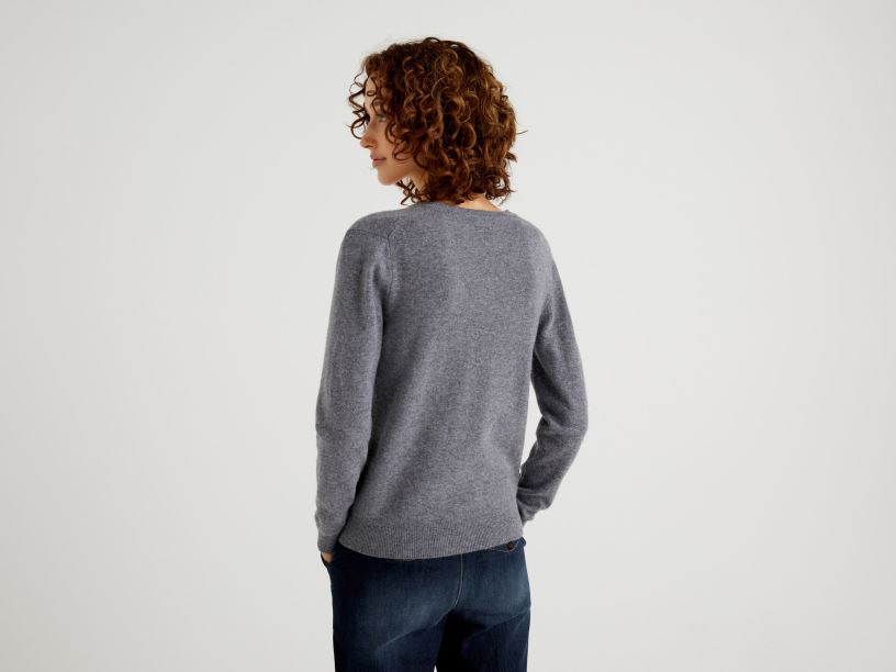 γκρι πουλόβερ με λαιμόκοψη σε αγνό μαλλί μερινό J8TLD3696 Benetton γυναίκες γκρί