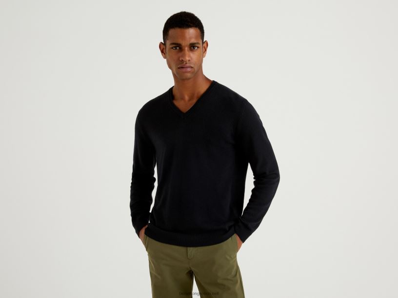 μαύρο πουλόβερ με λαιμόκοψη σε αγνό μαλλί μερινό J8TLD1175 Benetton άνδρες μαύρος