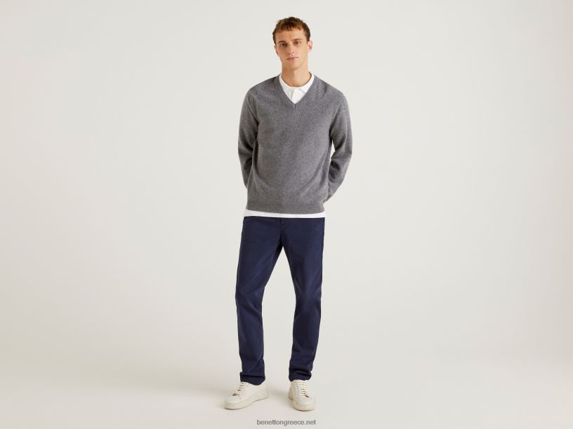 Σκούρο γκρι πουλόβερ με λαιμόκοψη σε καθαρό μαλλί μερινό J8TLD1180 Benetton άνδρες σκούρο γκρίζο
