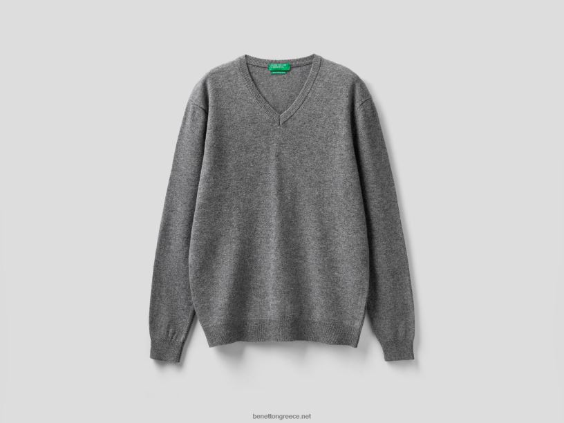 Σκούρο γκρι πουλόβερ με λαιμόκοψη σε καθαρό μαλλί μερινό J8TLD1180 Benetton άνδρες σκούρο γκρίζο