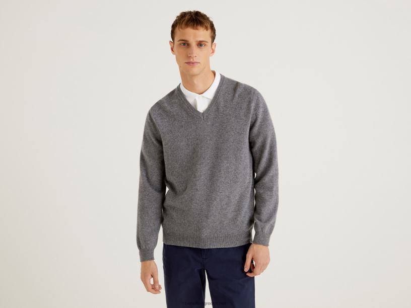 Σκούρο γκρι πουλόβερ με λαιμόκοψη σε καθαρό μαλλί μερινό J8TLD6044 Benetton άνδρες σκούρο γκρίζο