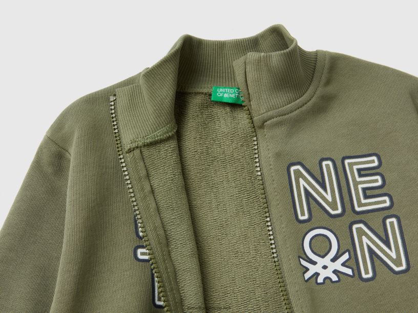 Φούτερ από οργανικό βαμβάκι με φερμουάρ J8TLD2254 Benetton παιδιά στρατιωτικό πράσινο