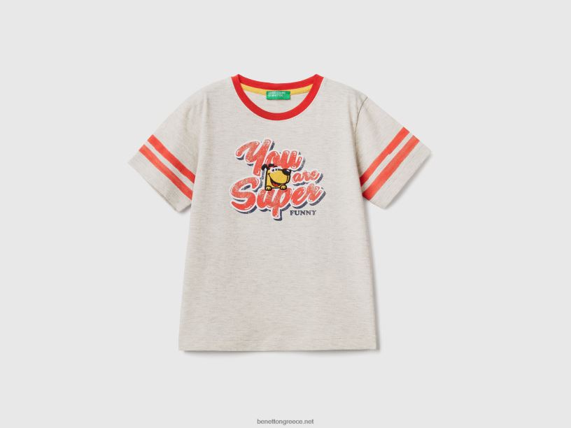 μπλουζάκι με στάμπα και μπαλώματα J8TLD2191 Benetton παιδιά ανοιχτό γκρι
