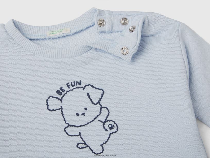 Απαλό φούτερ από οργανικό βαμβάκι με στάμπα J8TLD3107 Benetton παιδιά μπλε του ουρανού