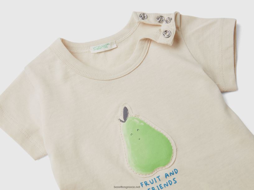 μπλουζάκι με μπάλωμα και στάμπα J8TLD3130 Benetton παιδιά μπεζ