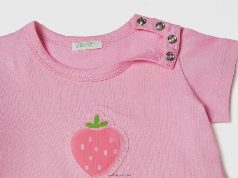 μπλουζάκι με μπάλωμα και στάμπα J8TLD5846 Benetton παιδιά ροζ